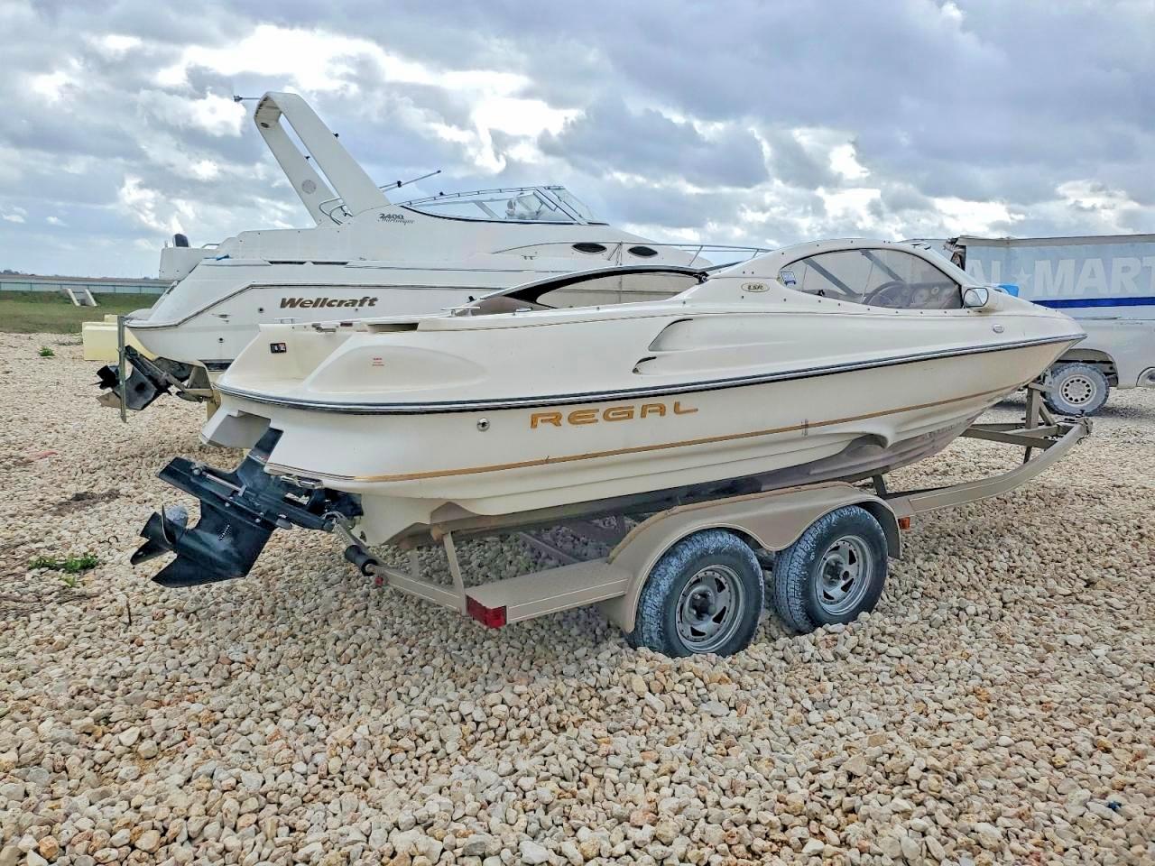 Regal 2565 Boat