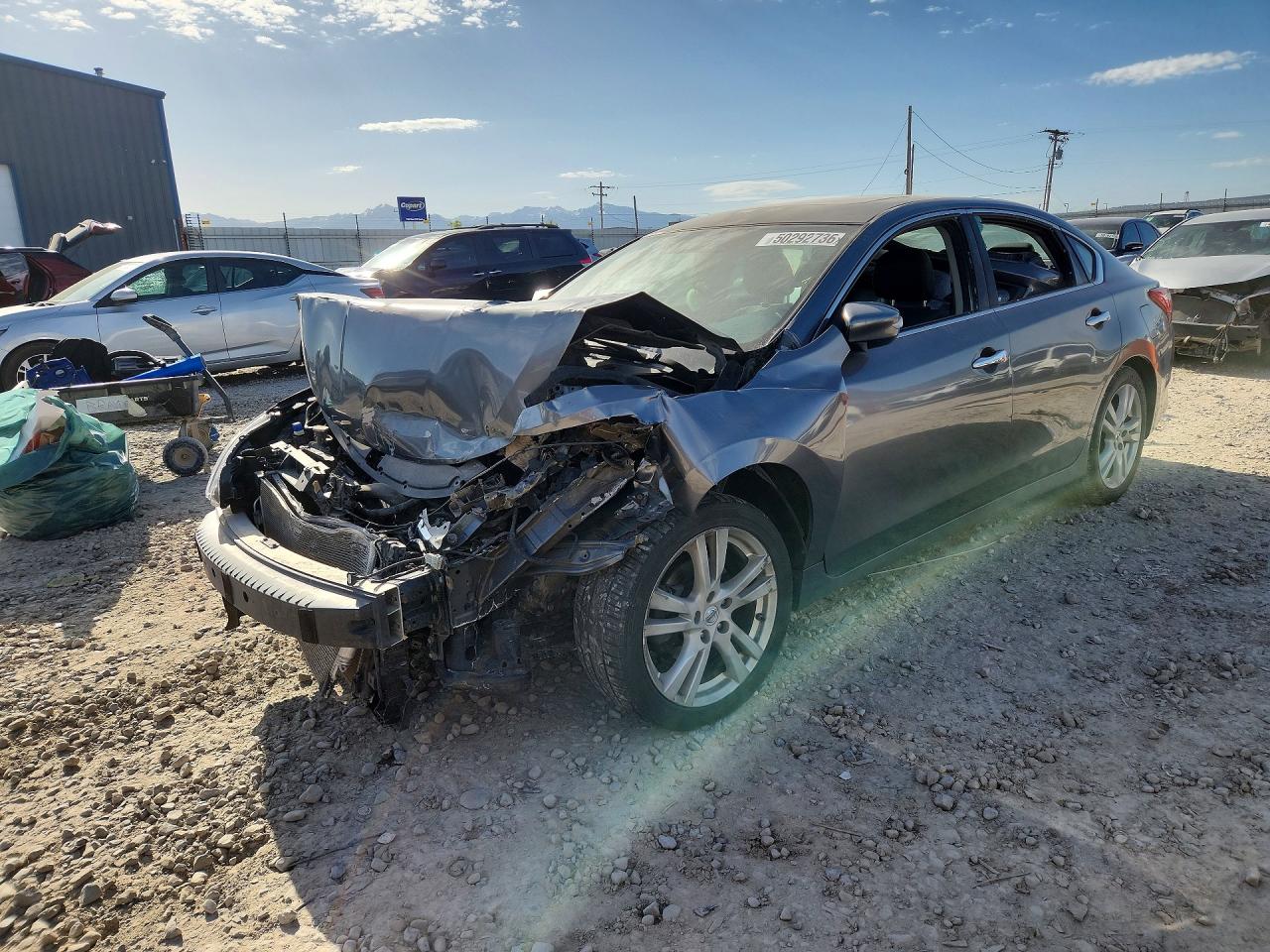 Salvage Nissan Altima Image