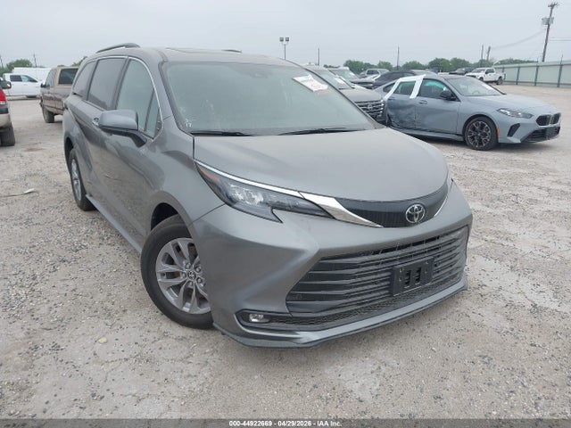 Salvage Toyota Sienna Image