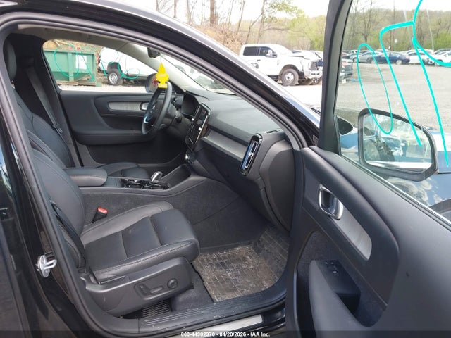 Volvo XC40 B5 Plus Bright Theme