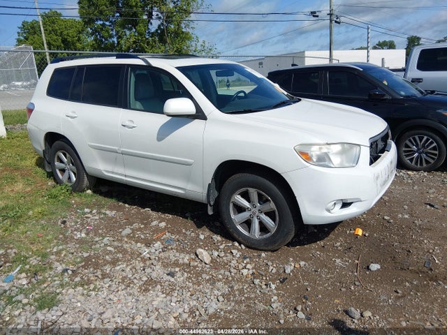 Salvage Toyota Highlander Image