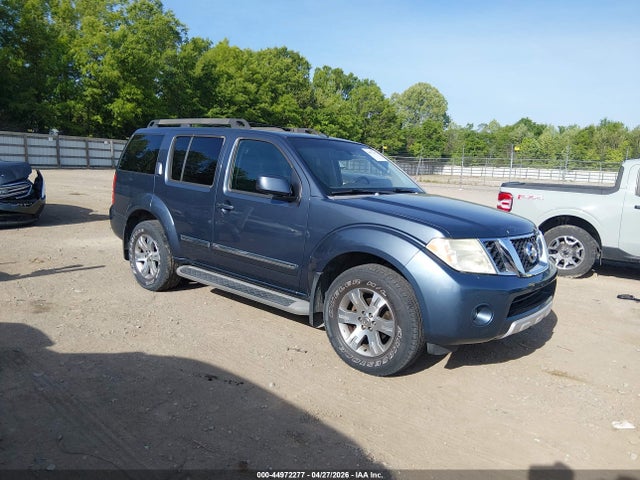 Salvage Nissan Pathfinder Image