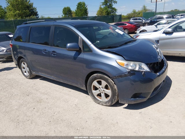 Salvage Toyota Sienna Image
