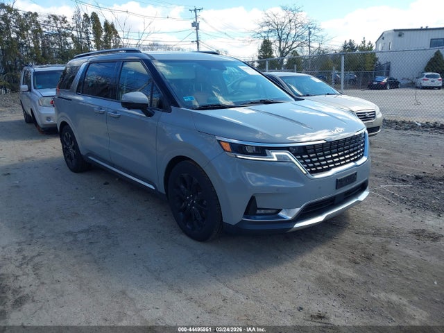 Salvage Kia Carnival Image