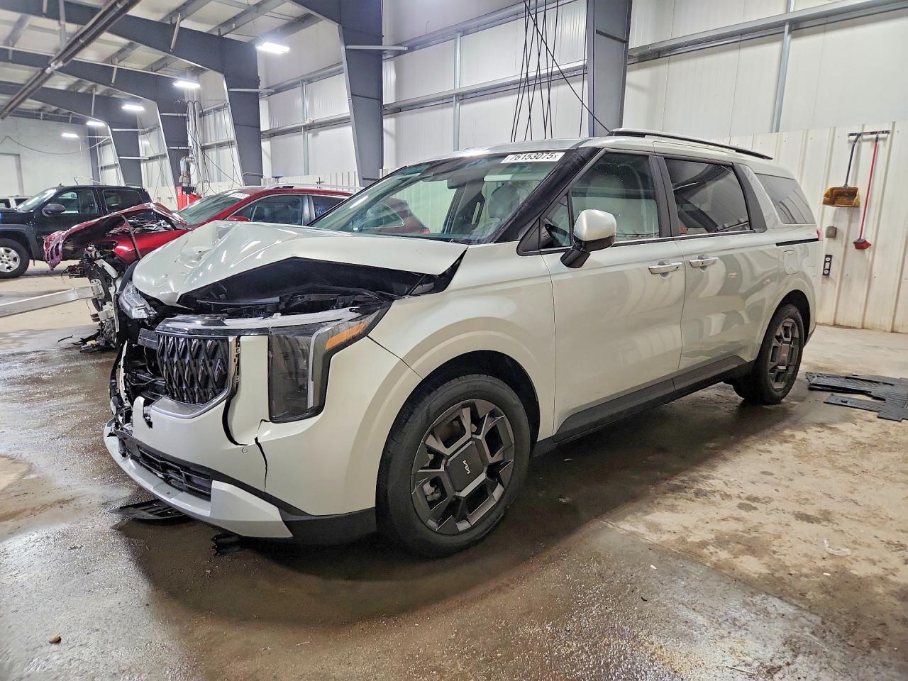 Salvage Kia Carnival Image