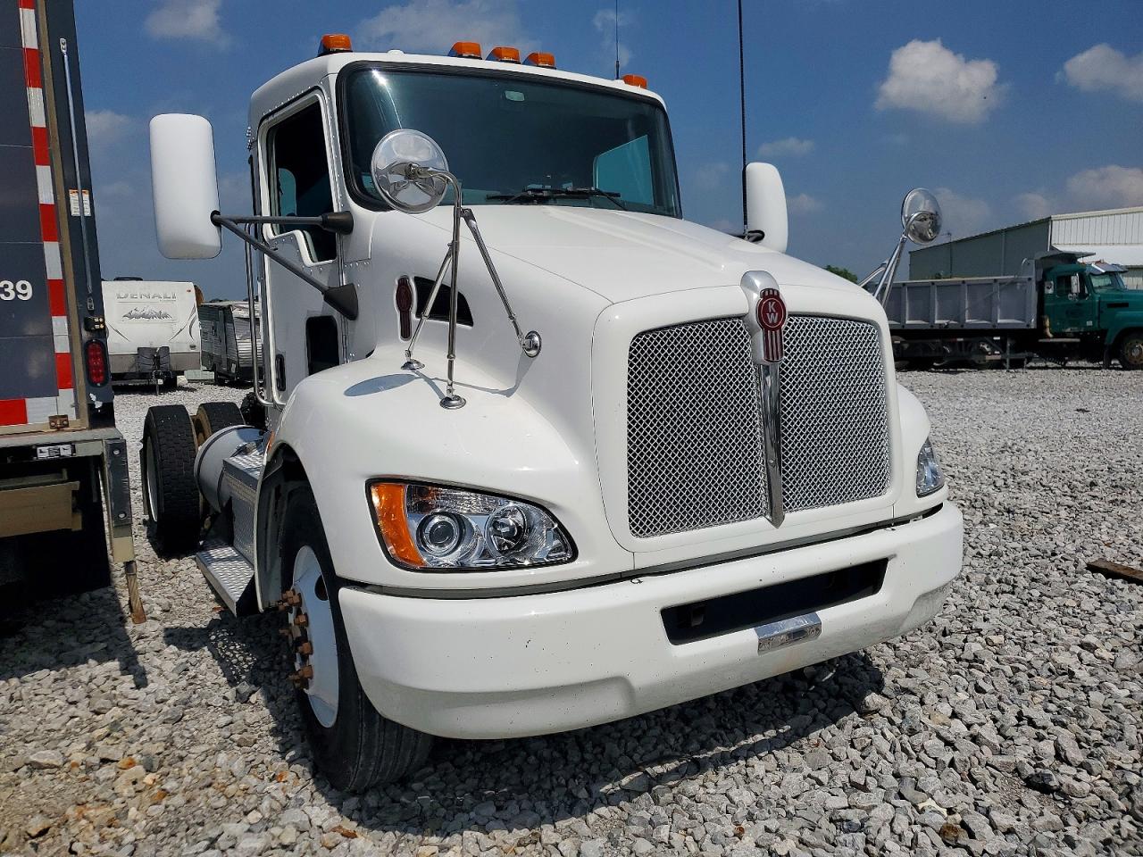 Salvage Kenworth T330 Image