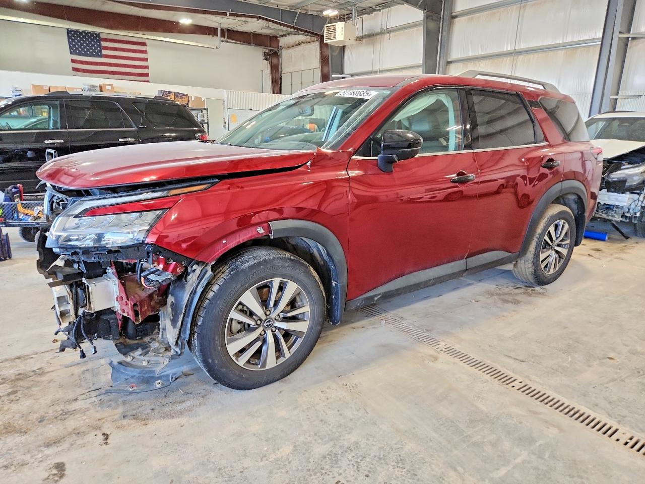 Salvage Nissan Pathfinder Image