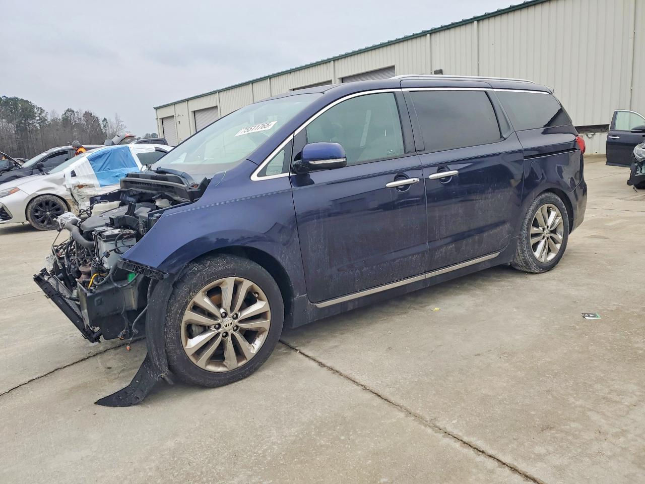 Salvage Kia Sedona Image