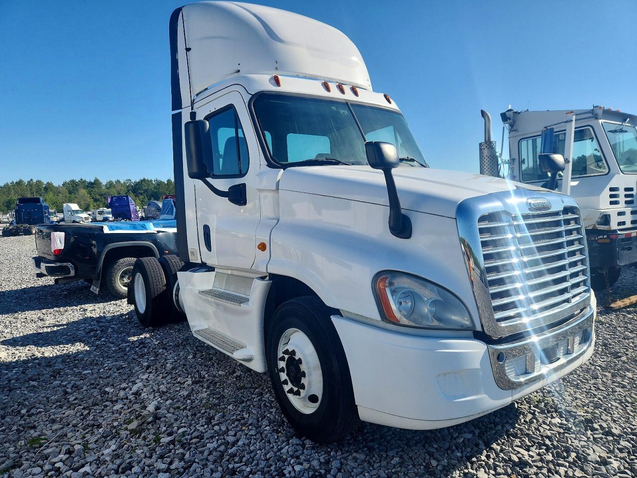 Salvage Freightliner Cascadia Image