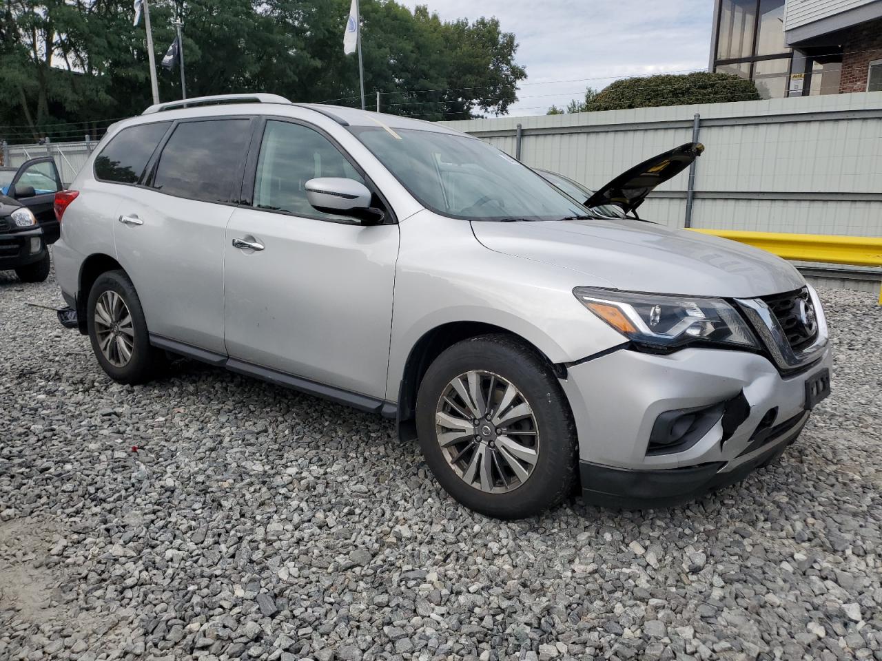 Nissan Pathfinder S