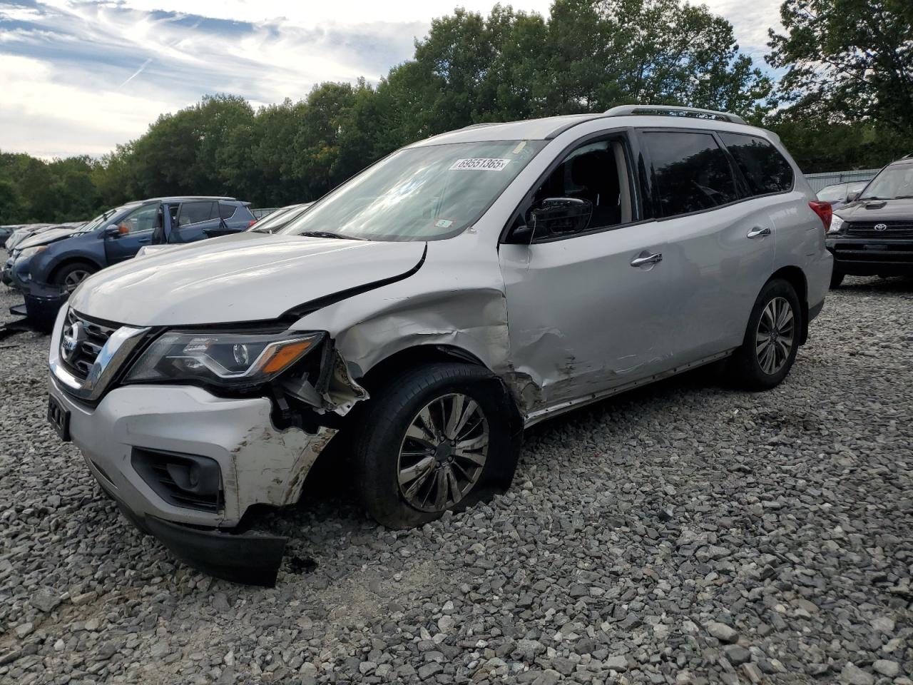 Salvage Nissan Pathfinder Image