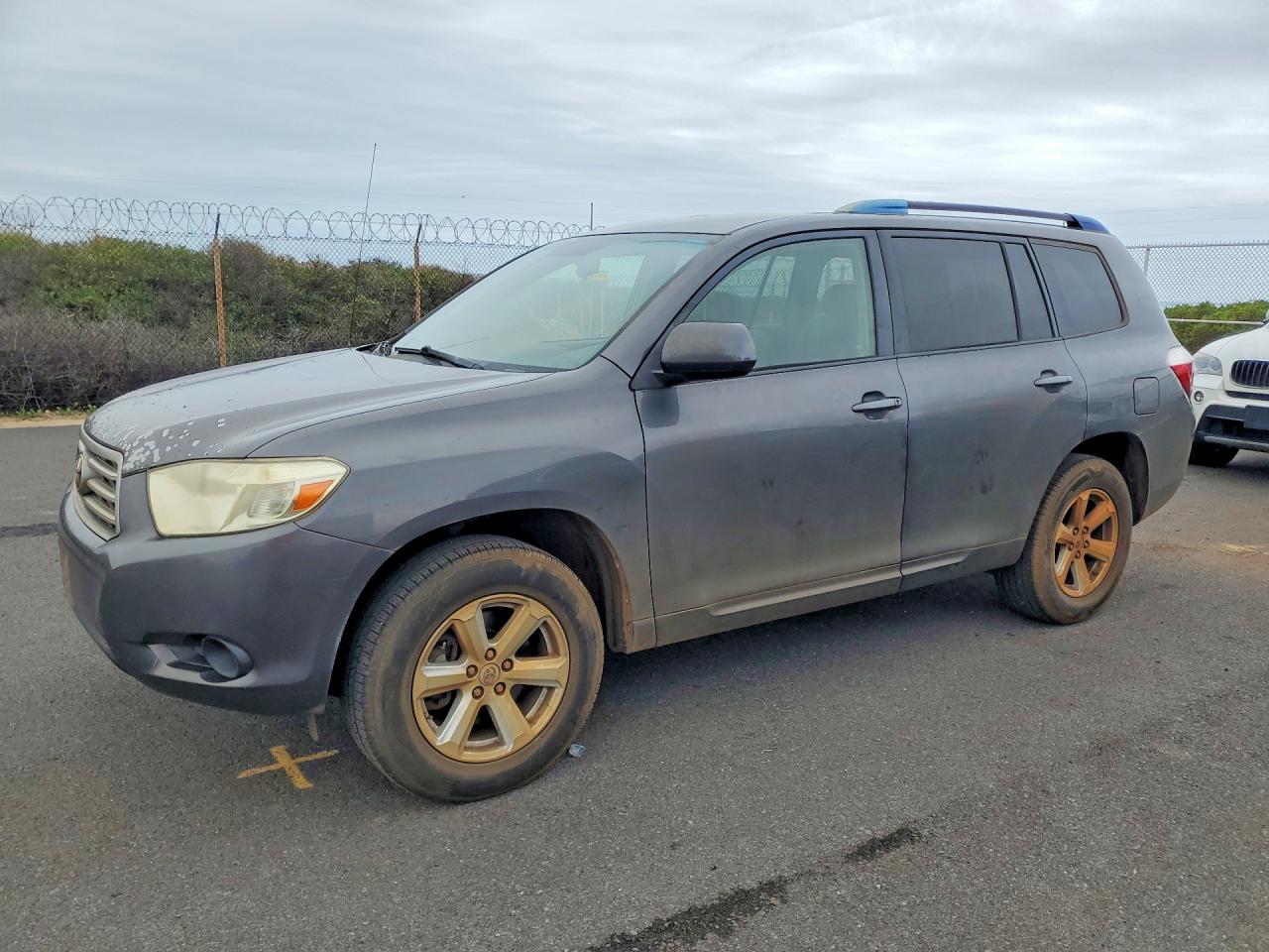 Salvage Toyota Highlander Image