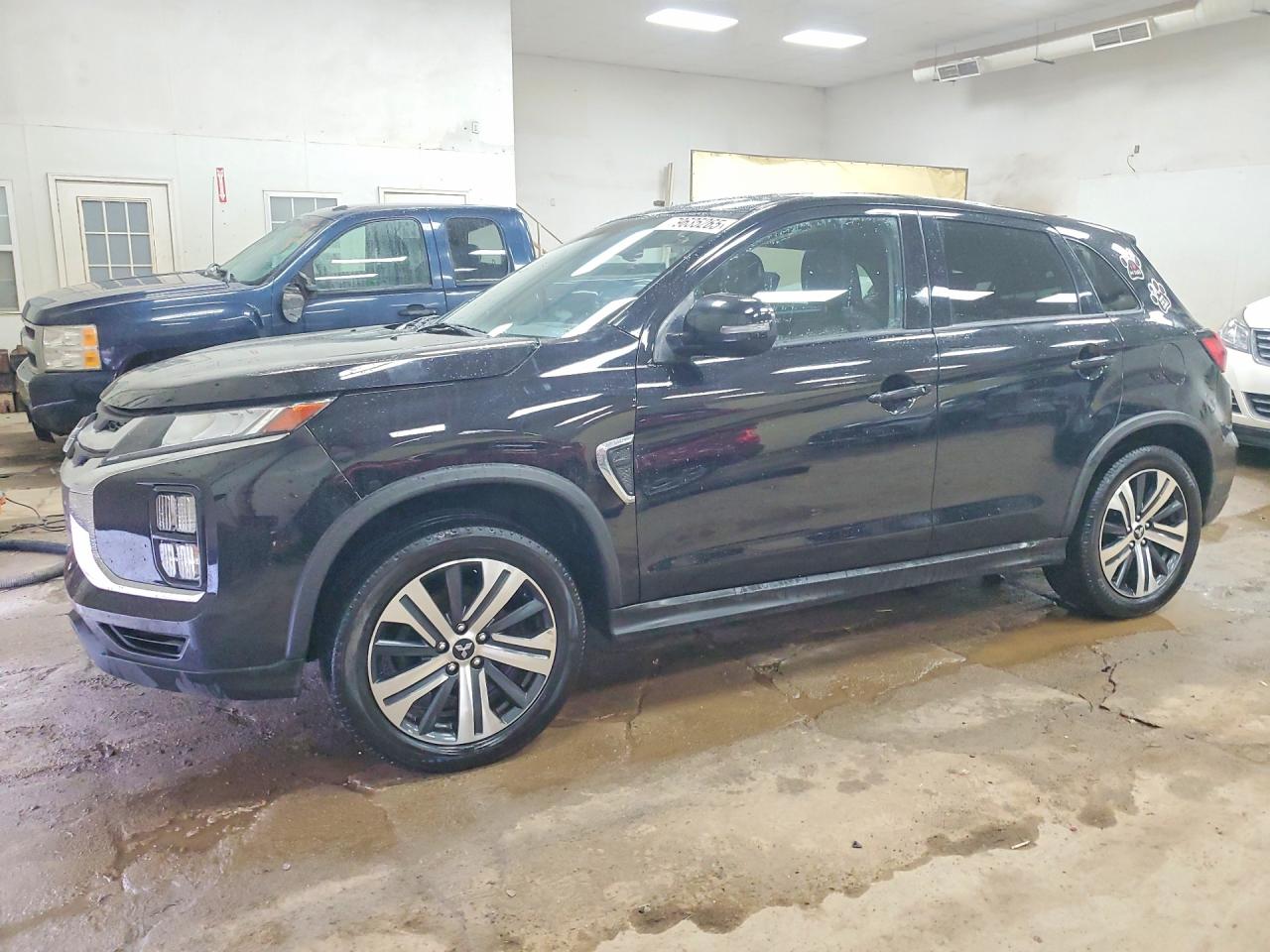 Salvage Mitsubishi Outlander Image