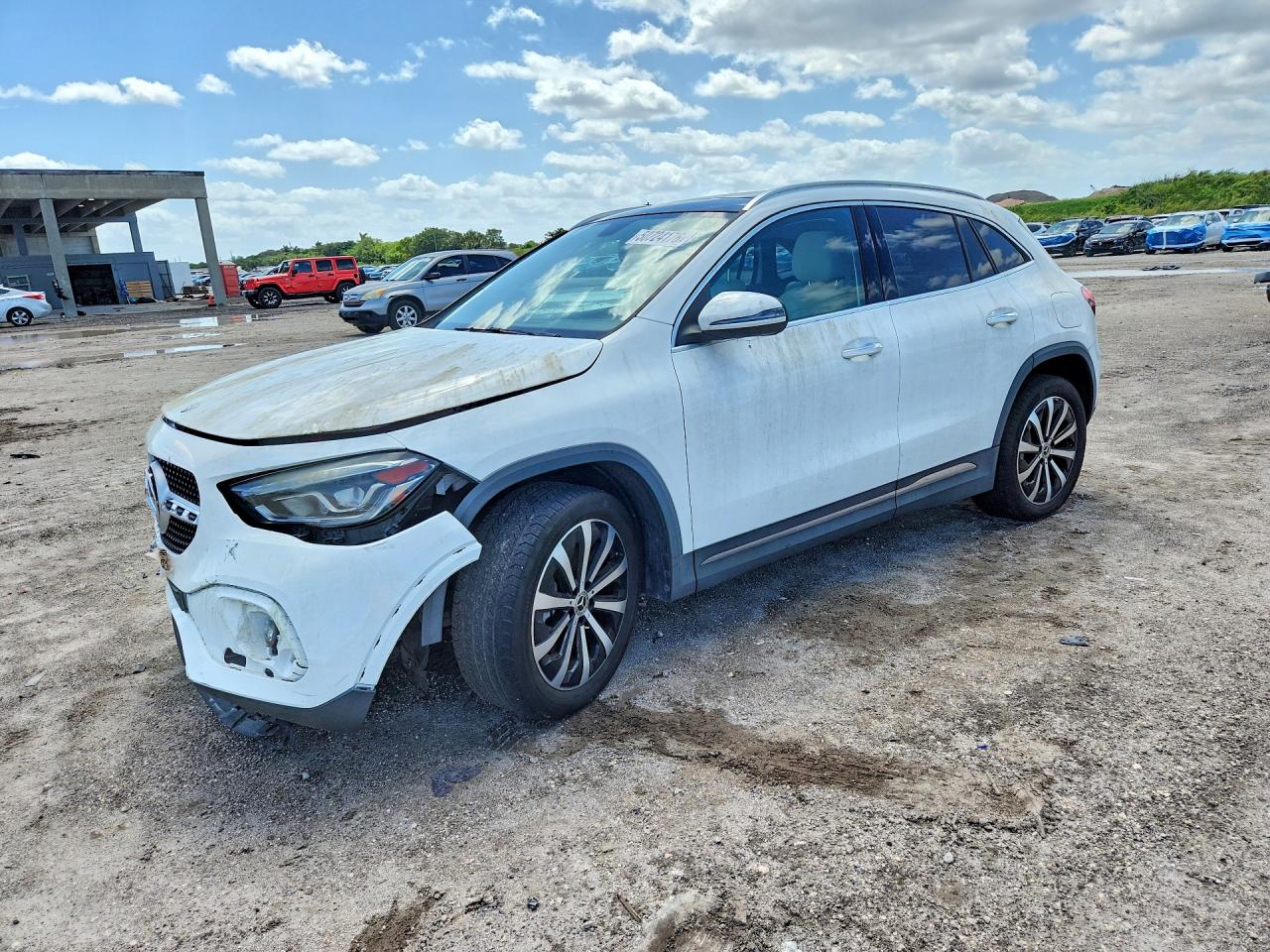 Salvage Mercedes-Benz GLA Image