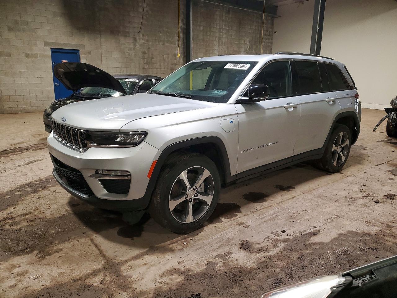 Salvage Jeep Cherokee Image