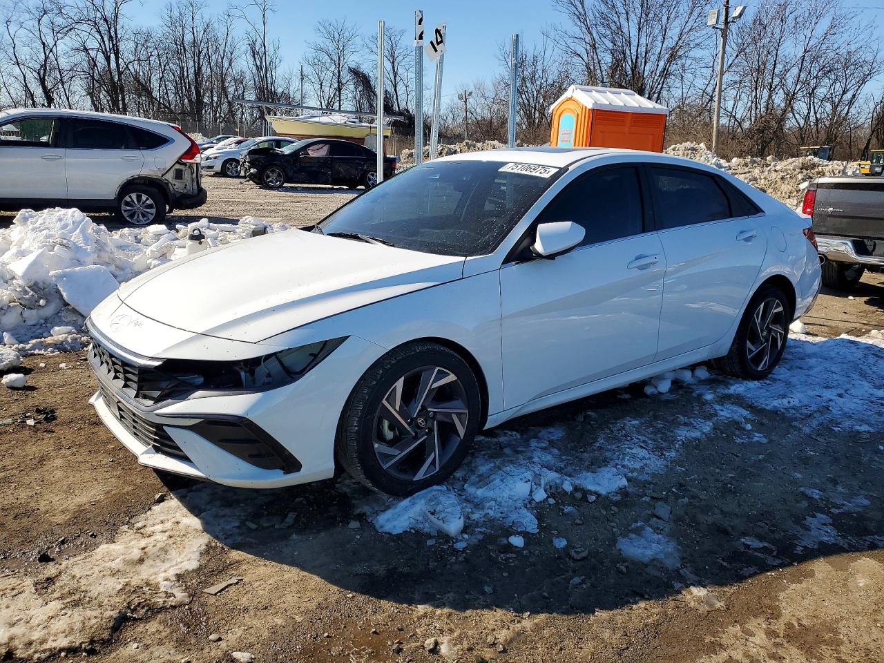 Salvage Hyundai ELANTRA Image