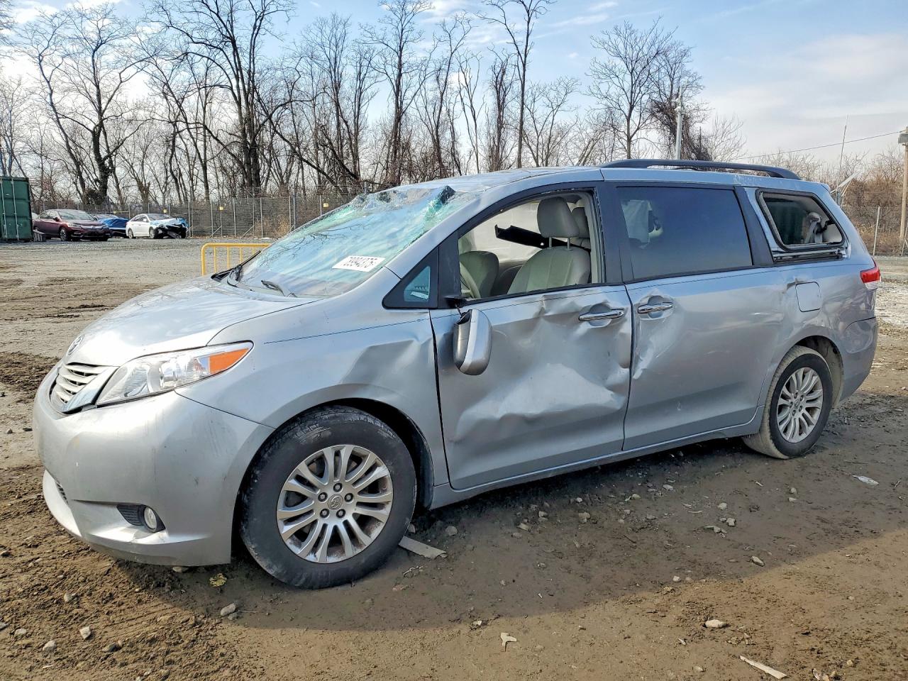 Salvage Toyota Sienna Image