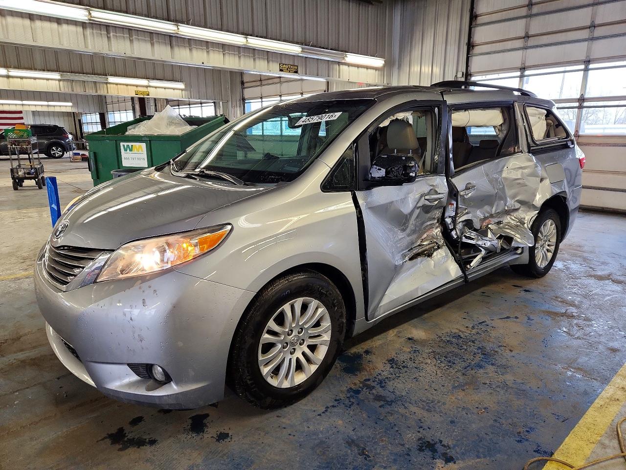 Salvage Toyota Sienna Image