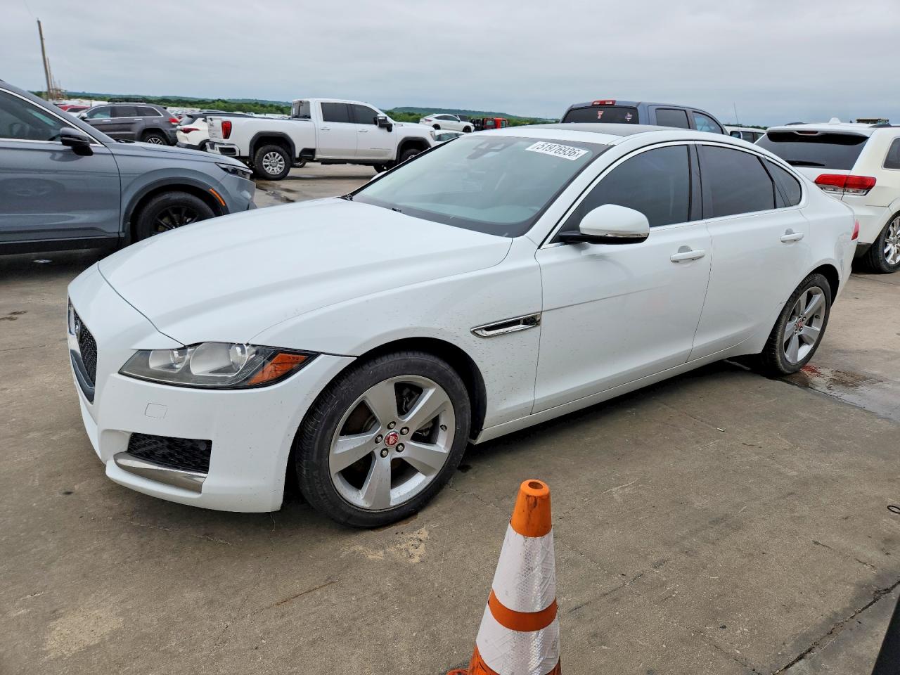 Salvage Jaguar XF Image