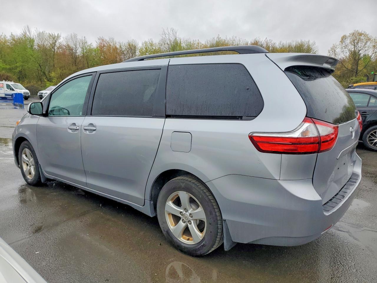 Toyota Sienna Le