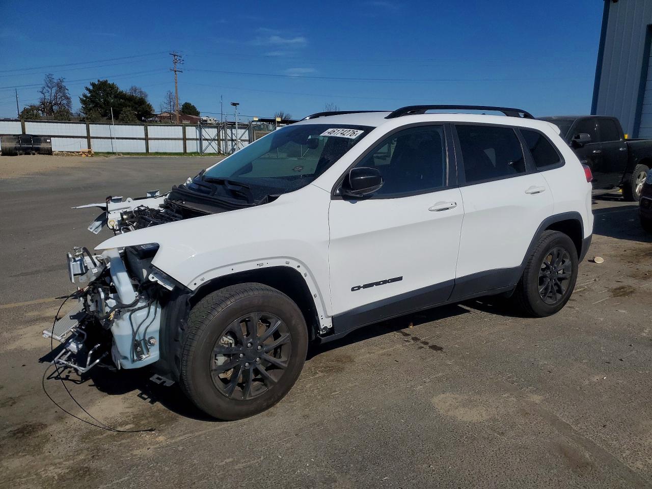 Salvage Jeep Cherokee Image