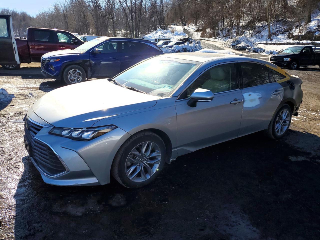 Salvage Toyota Avalon Image