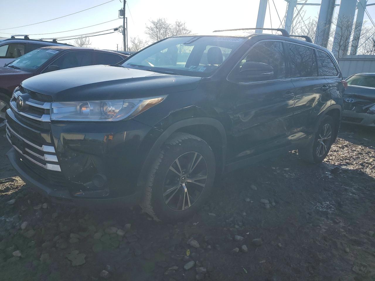 Salvage Toyota Highlander Image