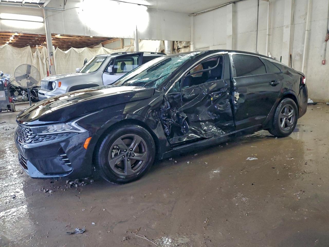 Salvage Kia K5 Image