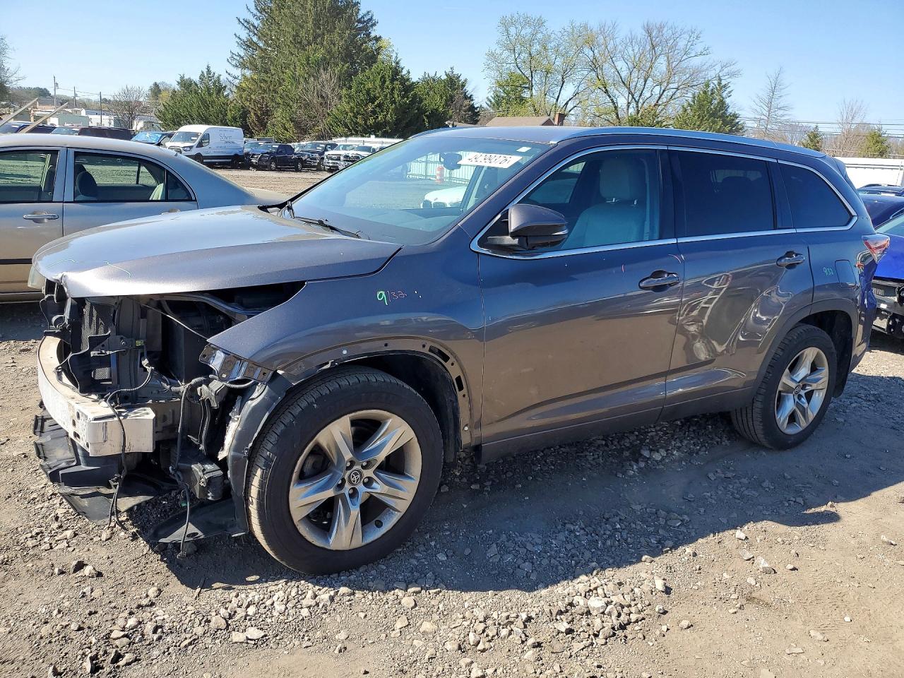 Salvage Toyota Highlander Image