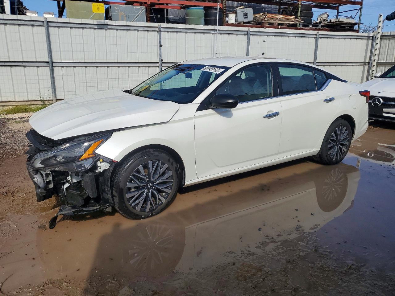 Salvage Nissan Altima Image