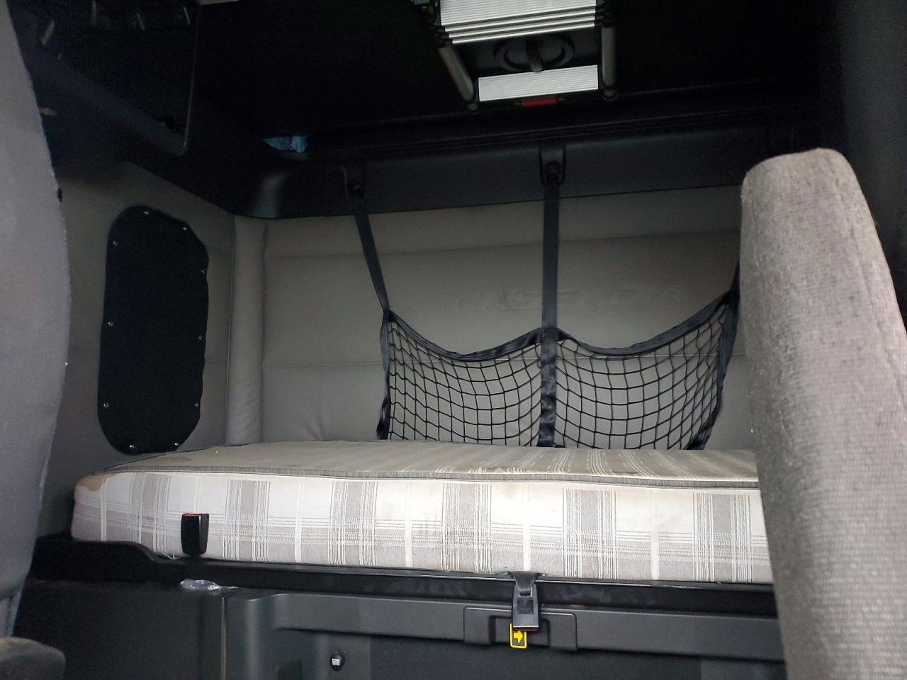 Freigliner Cascadia 126