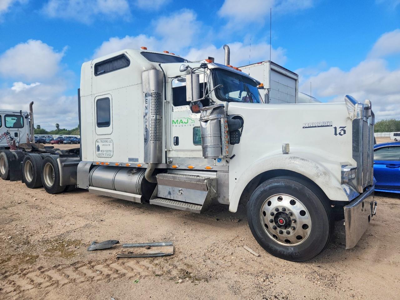 Salvage Kenworth Construction Image