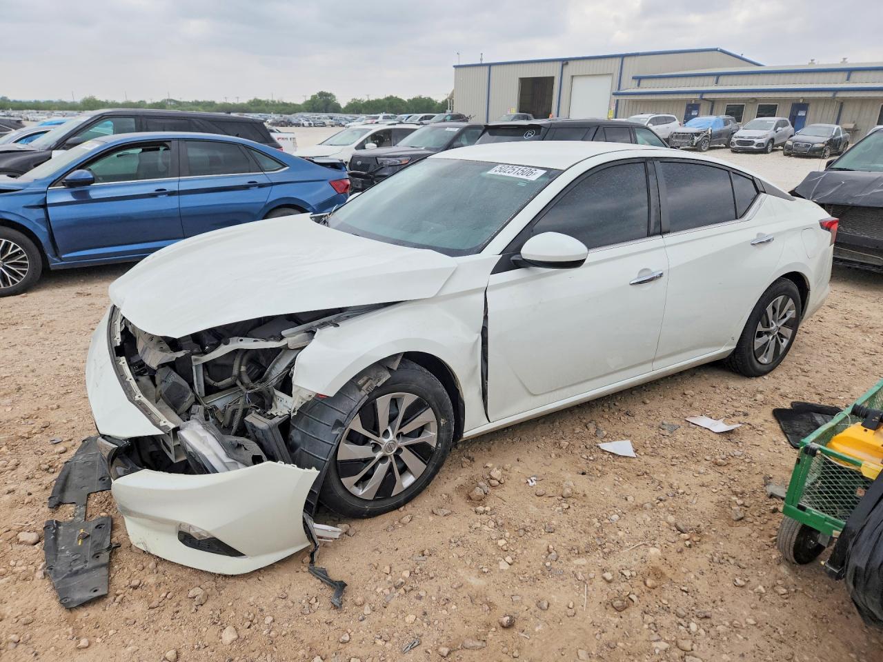 Salvage Nissan Altima Image