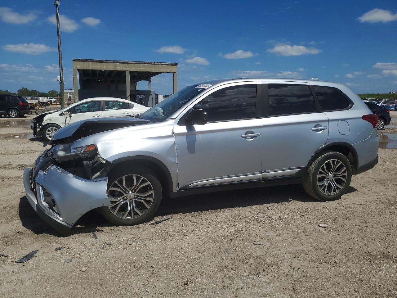 Salvage Mitsubishi Outlander Image