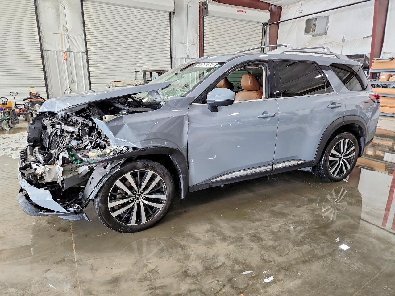 Salvage Nissan Pathfinder Image