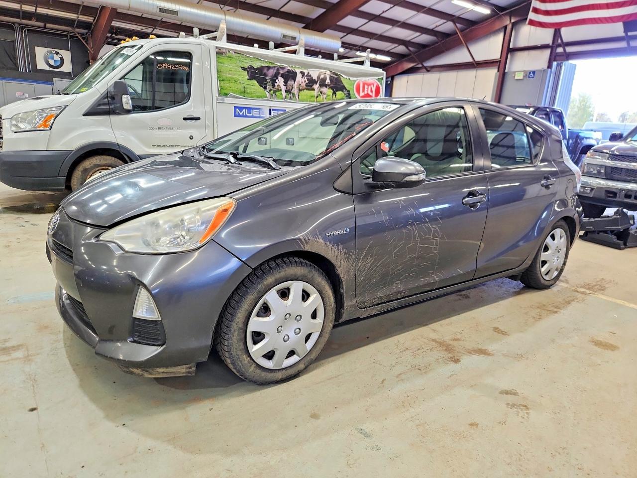 Salvage Toyota Prius Image
