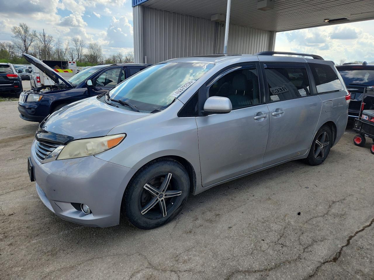Salvage Toyota Sienna Image