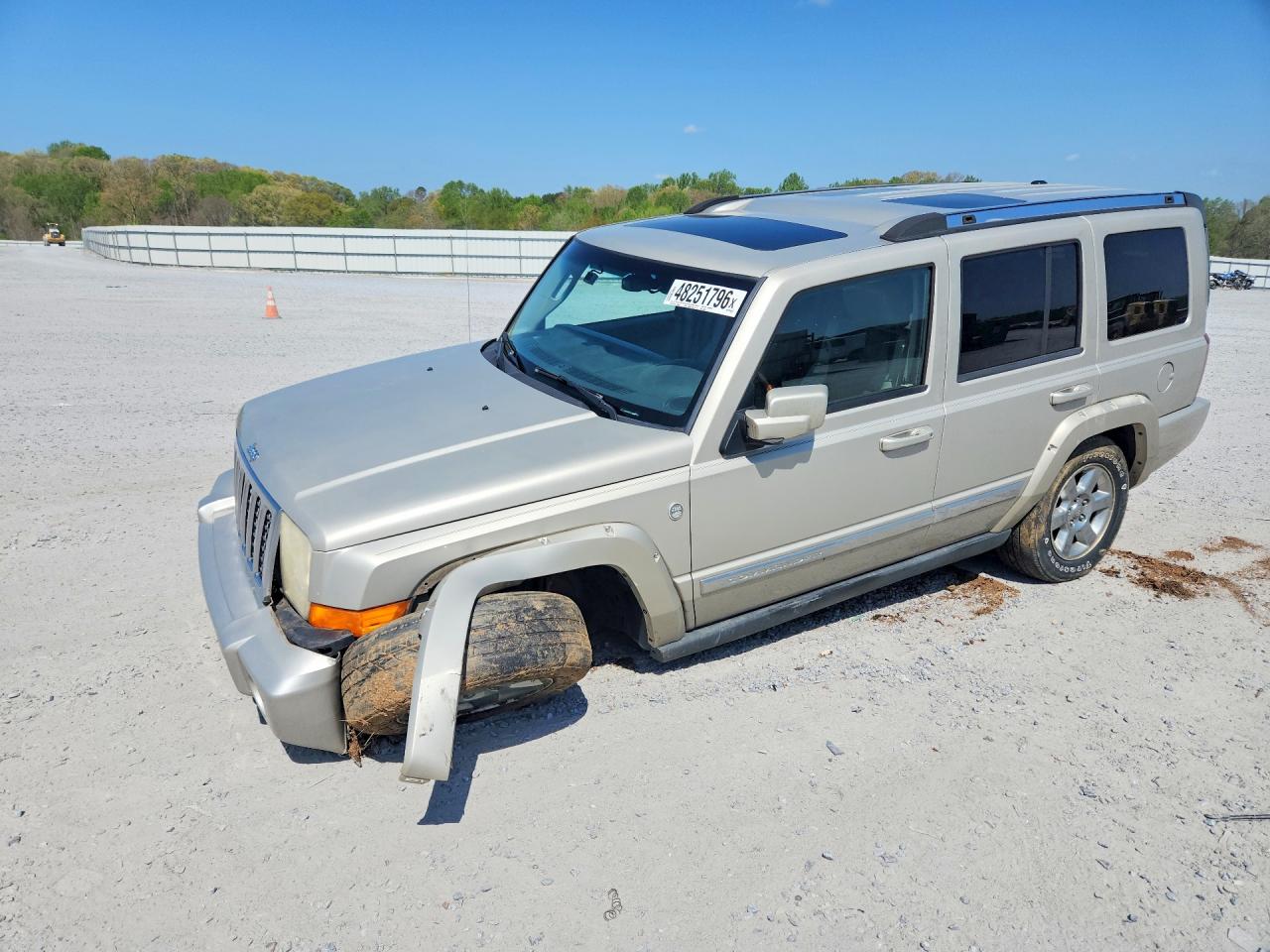 Salvage Jeep Commander Image
