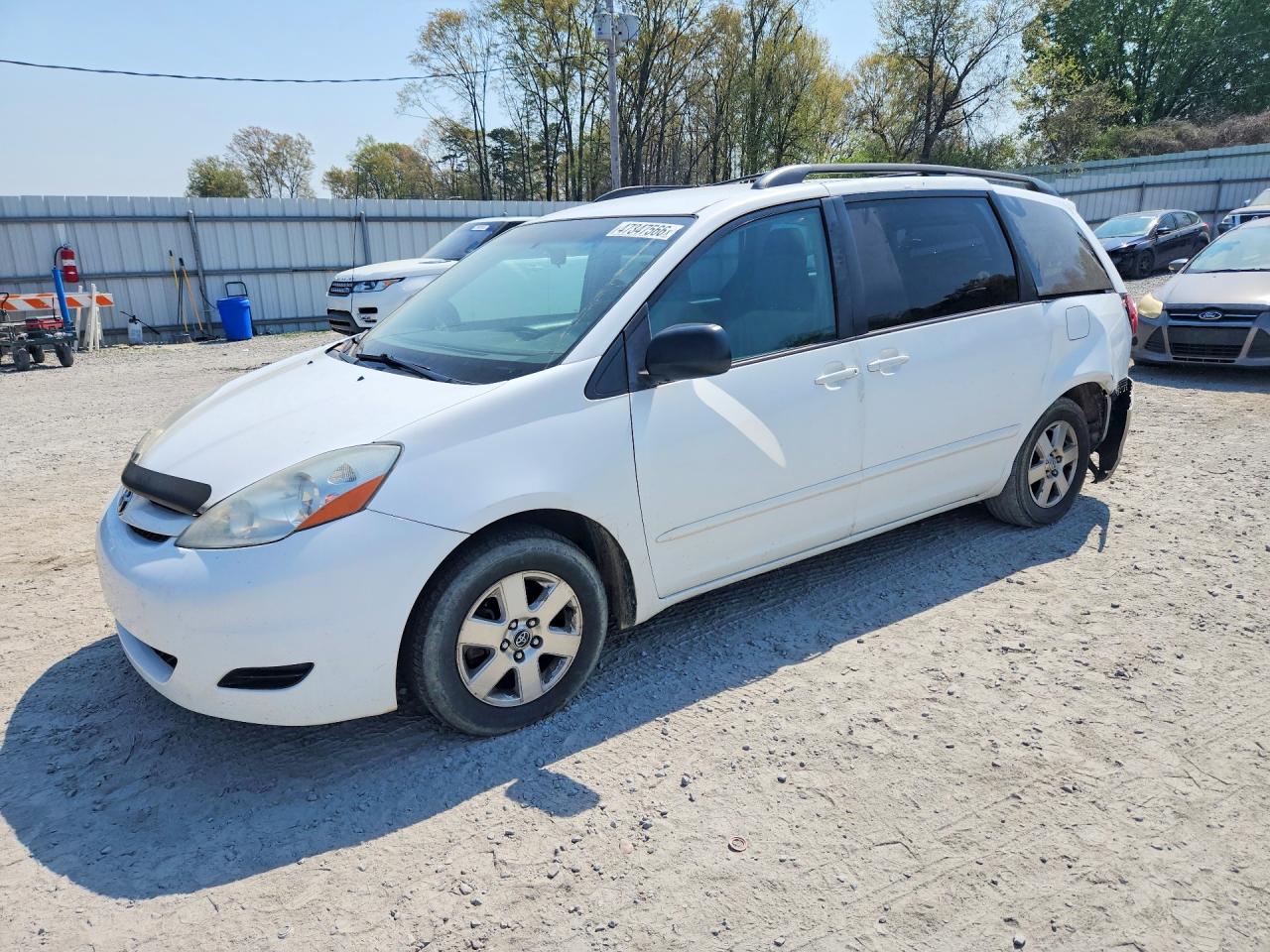 Salvage Toyota Sienna Image