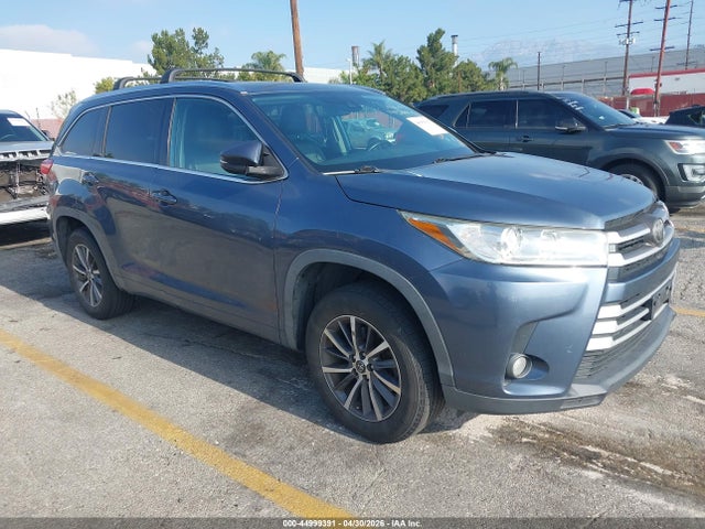 Salvage Toyota Highlander Image