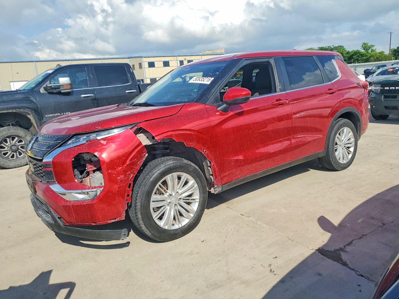 Salvage Mitsubishi Outlander Image