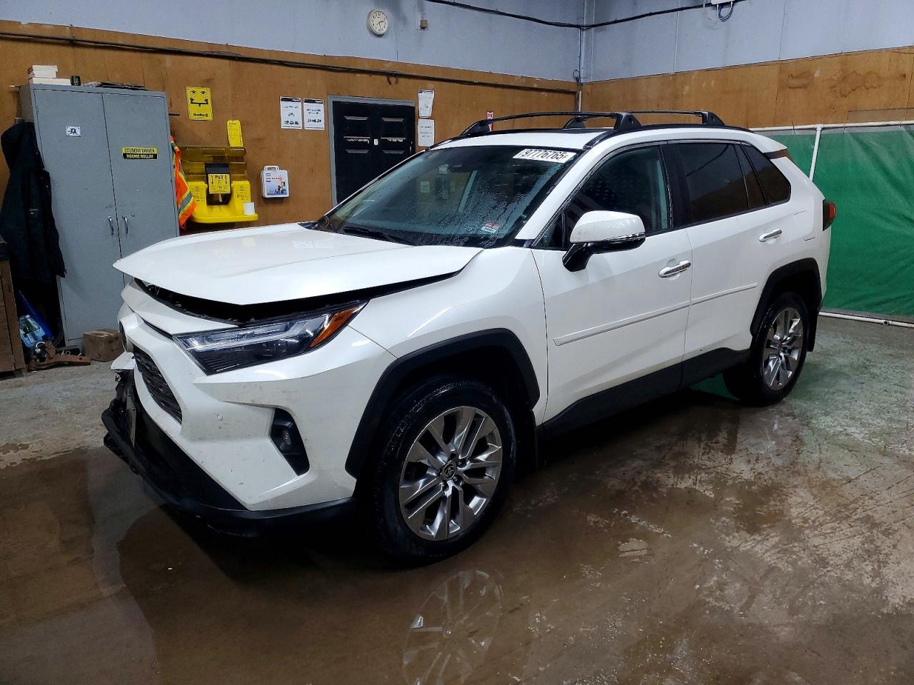 Salvage Toyota RAV4 Image