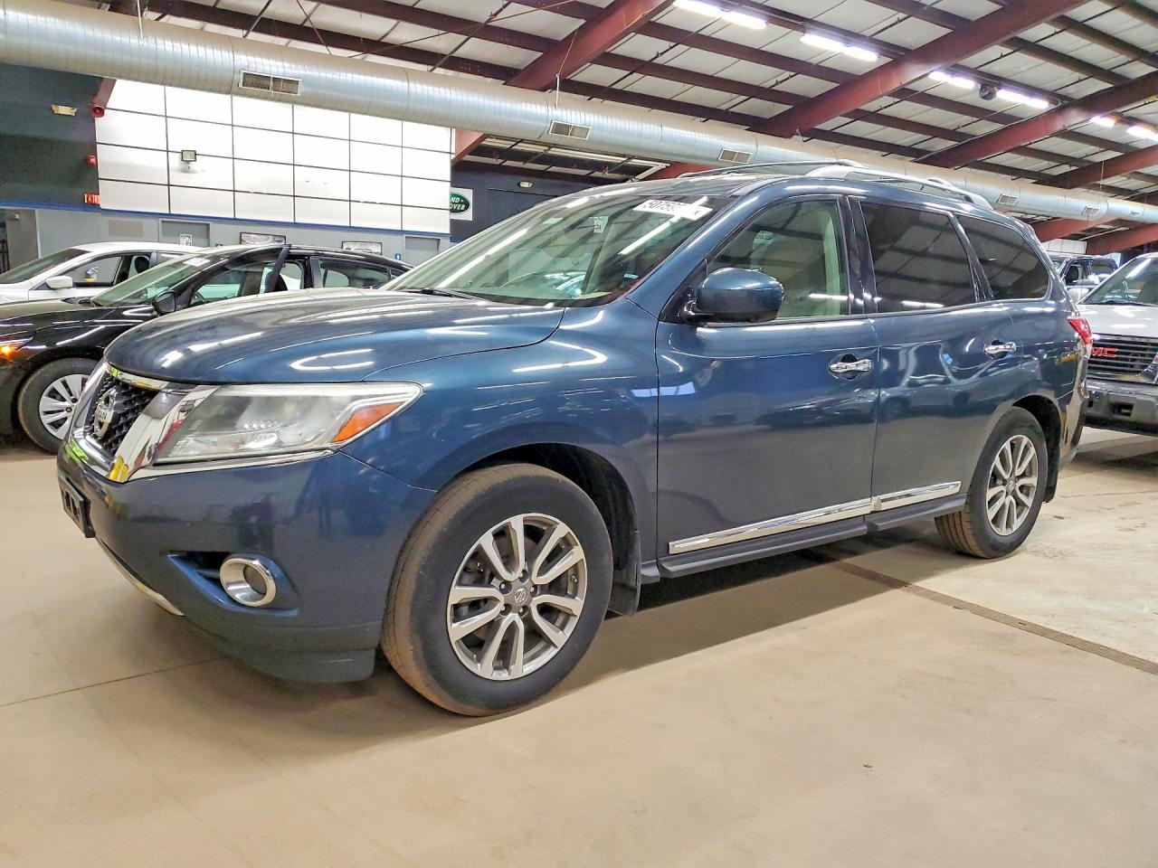 Salvage Nissan Pathfinder Image