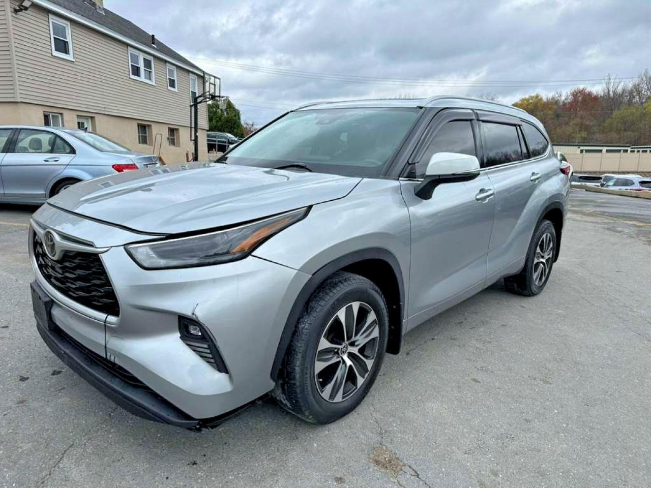 Salvage Toyota Highlander Image