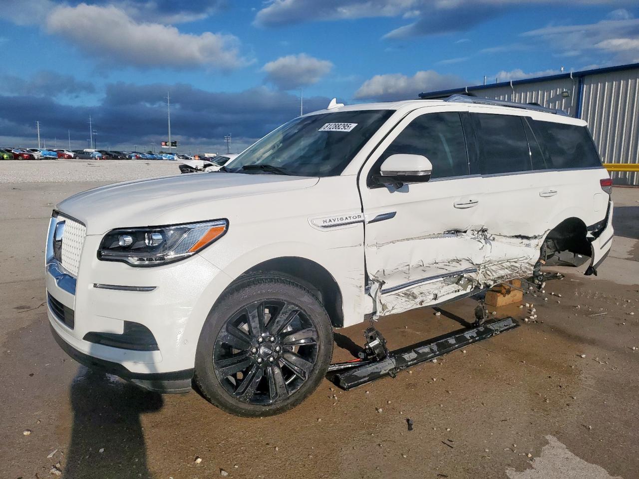 Salvage Lincoln Navigator Image