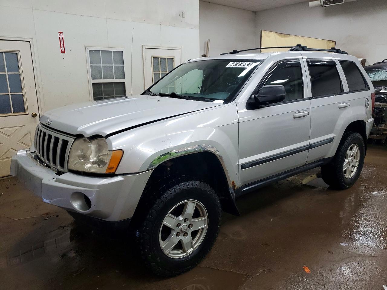 Salvage Jeep Grand Cherokee Image
