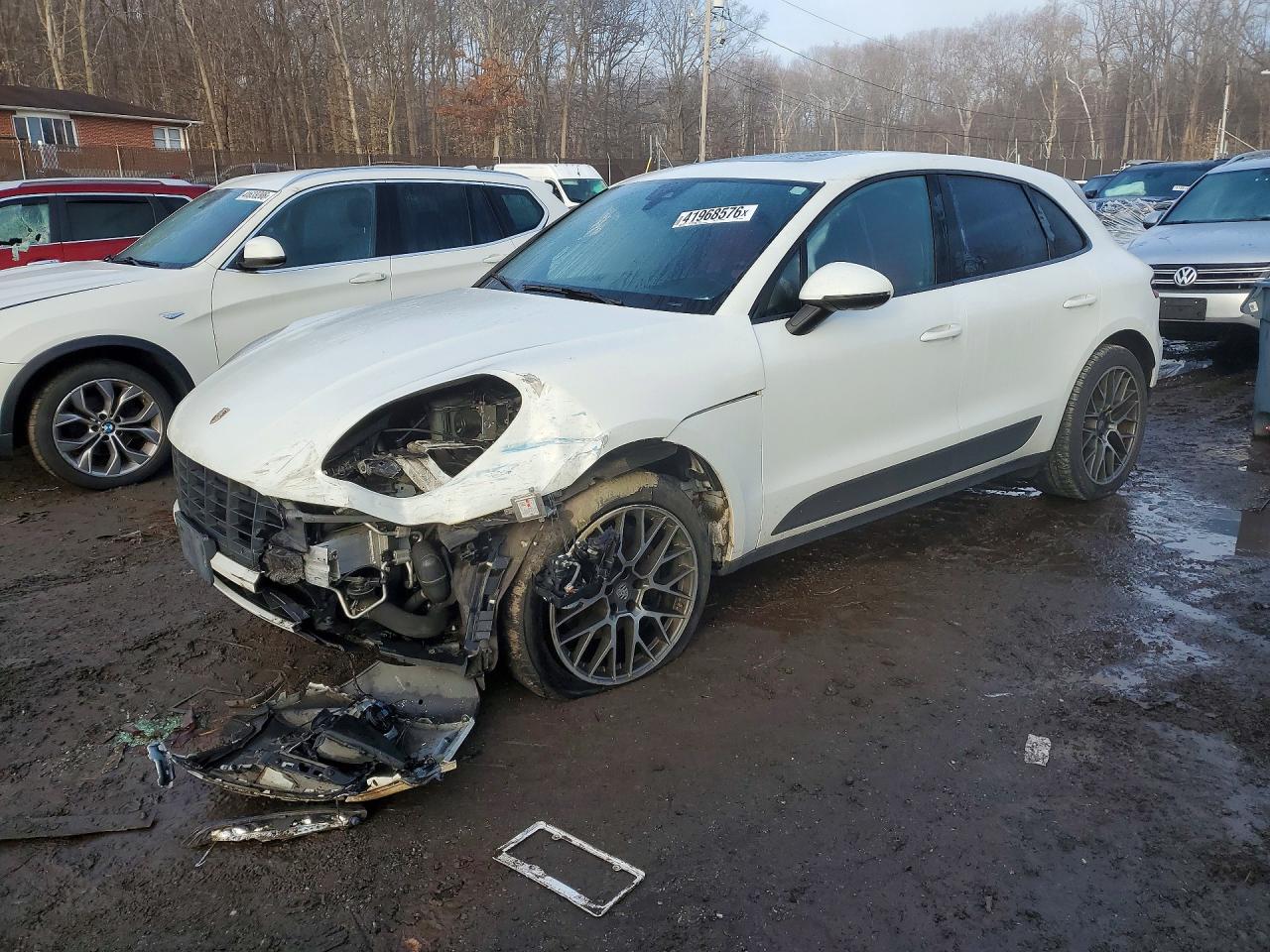 Salvage Porsche Macan Image