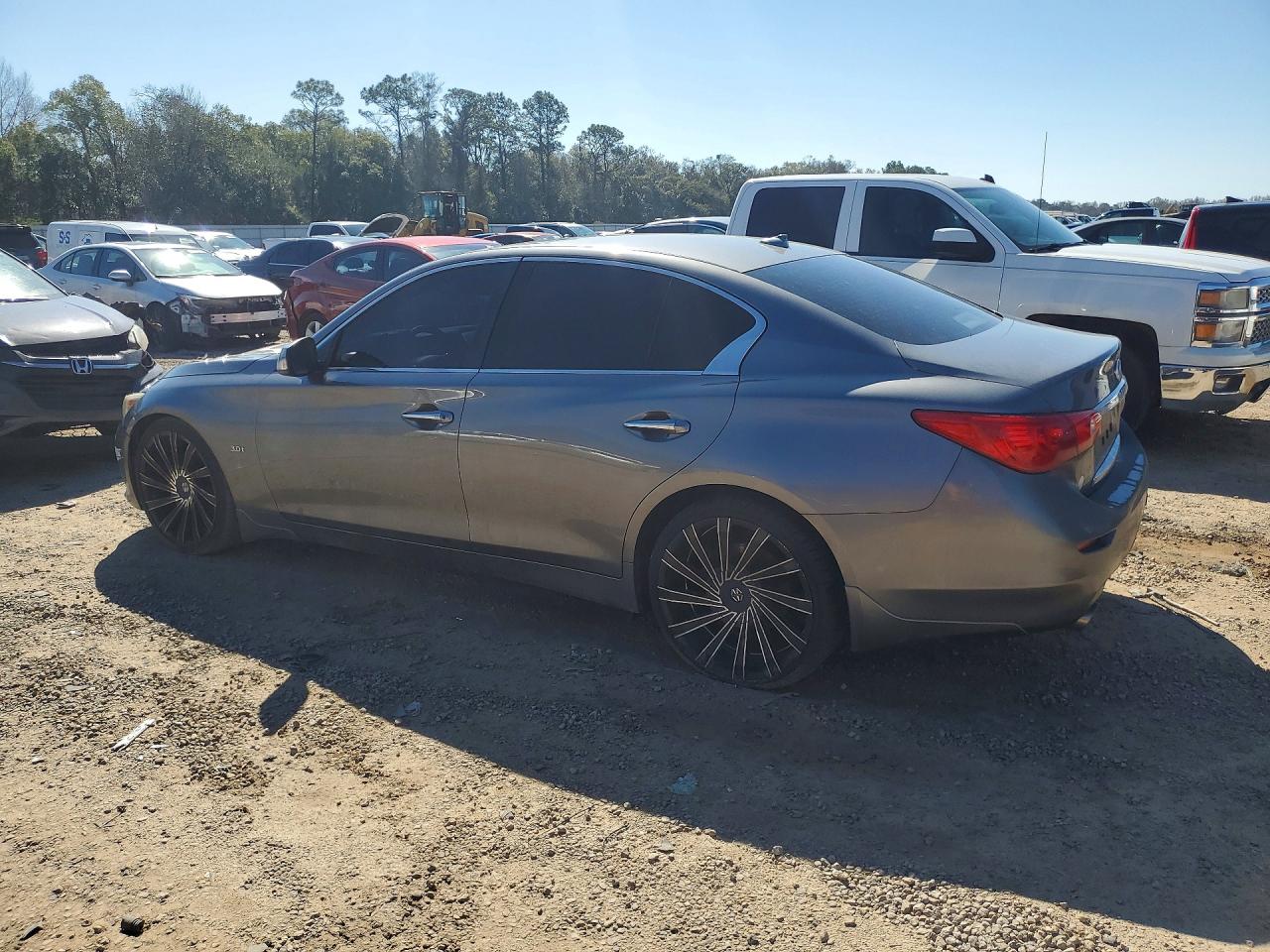 INFINITI Q50 Premium