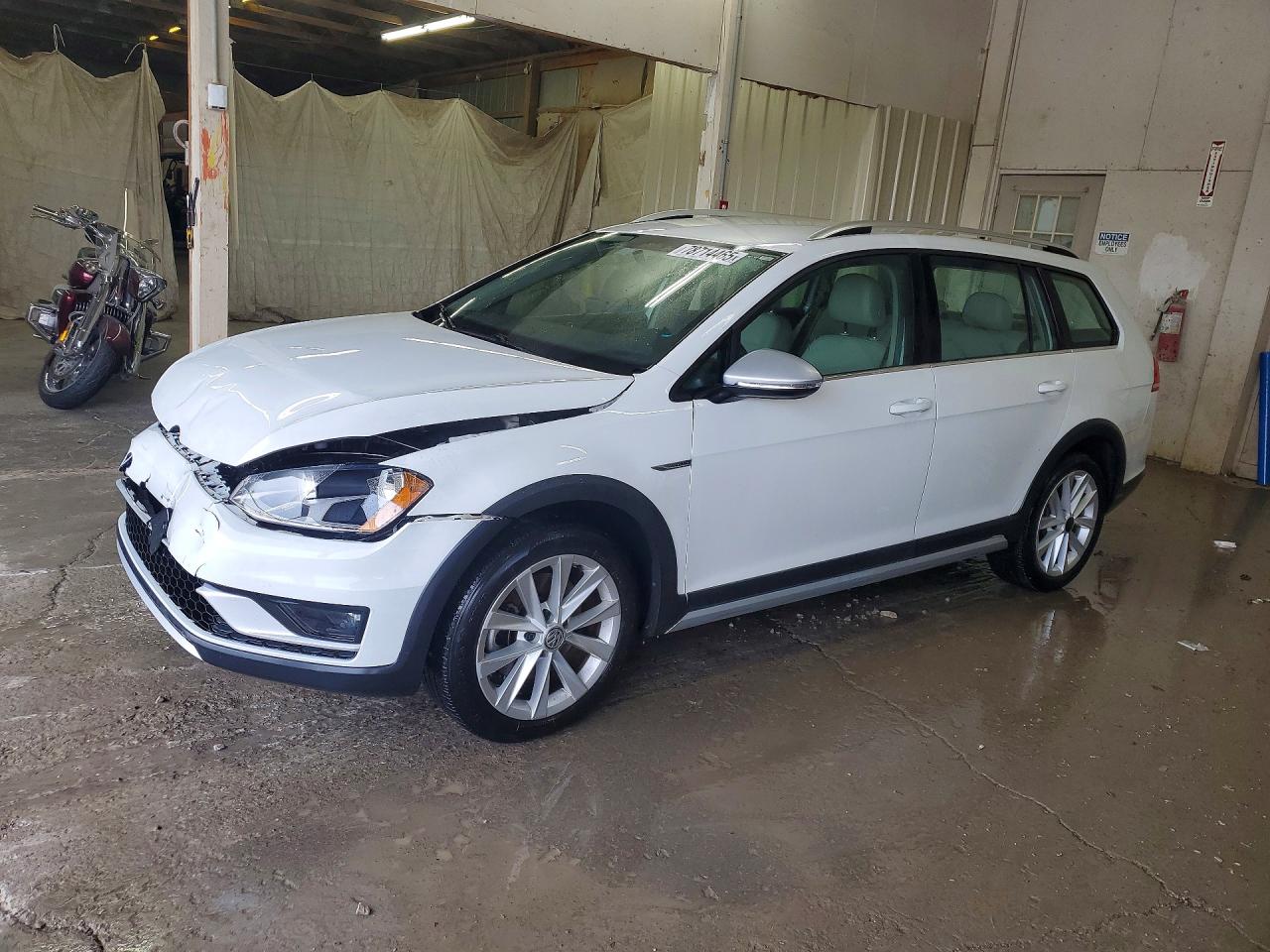 Salvage Volkswagen Golf Image