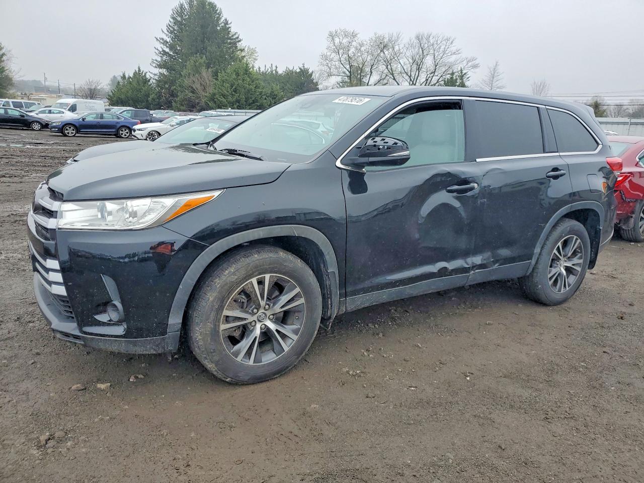 Salvage Toyota Highlander Image